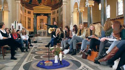 Eine Welt erträumen. Potsdamer Schüler kamen am Mittwoch zum ersten Schülergottesdienst in die Friedenskirche. Es wurden Nagelkreuze gebastelt und ein „Sündenbock“ gefüttert.