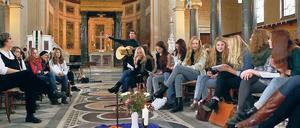 Eine Welt erträumen. Potsdamer Schüler kamen am Mittwoch zum ersten Schülergottesdienst in die Friedenskirche. Es wurden Nagelkreuze gebastelt und ein „Sündenbock“ gefüttert.