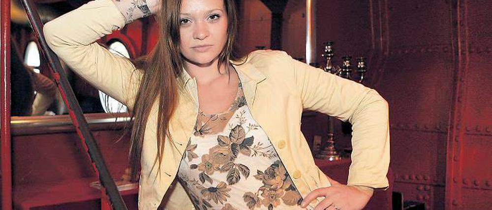 Ehekrieg. Wenn der Mann fremd geht und die Gattin nur den mütterlichen Schoß bietet. Isabelle Liere spielt in der Tragikomödie „Offene Zweierbeziehung“ die hintergangene Ehefrau Antonia, die am Ende kräftig aufbegehrt und zu ihrer Kraft findet.