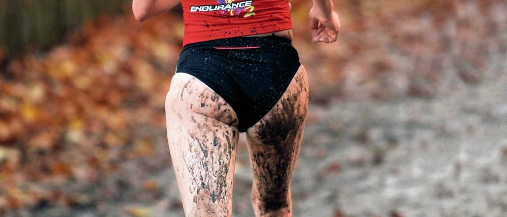 Spuren im Schlamm. Beim Crosslauf zählt die abseitige Strecke.