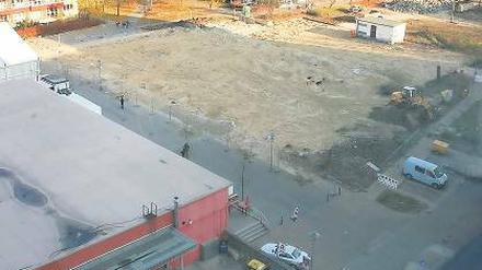 Abgerissen. Die alte DDR-Kaufhalle in der Lotte-Pulewka-Straße ist inzwischen abgetragen worden. Bis zum Sommer 2012 soll an gleicher Stelle der neue Rewe-Markt entstehen.