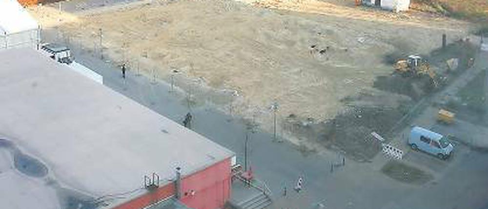 Abgerissen. Die alte DDR-Kaufhalle in der Lotte-Pulewka-Straße ist inzwischen abgetragen worden. Bis zum Sommer 2012 soll an gleicher Stelle der neue Rewe-Markt entstehen.