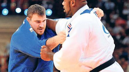 In der Favoritenrolle. Andreas Tölzer (links) – hier im Kampf gegen den Franzosen Teddy Riner – will mit dem TSV Abensberg in Potsdam zum wiederholten Mal den Meistertitel erkämpfen.