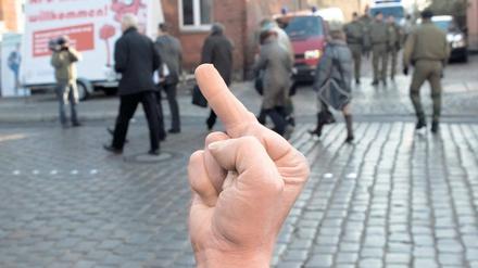 Stinkefinger. Viele Teilnehmer der Protestkundgebungen gegen den NPD-Bundesparteitag in Neuruppin zeigten den Neonazis – so wie hier – den Mittelfinger.