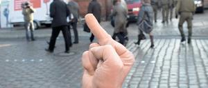 Stinkefinger. Viele Teilnehmer der Protestkundgebungen gegen den NPD-Bundesparteitag in Neuruppin zeigten den Neonazis – so wie hier – den Mittelfinger.