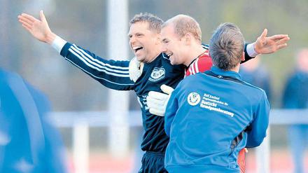 Große Freude. Teltows Keeper Julian Finke (r.) und Torschütze Jan Walle.