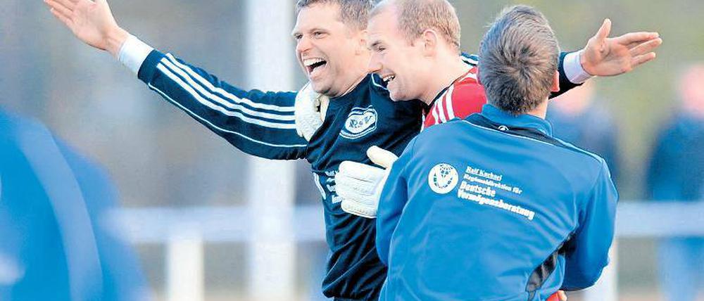 Große Freude. Teltows Keeper Julian Finke (r.) und Torschütze Jan Walle.