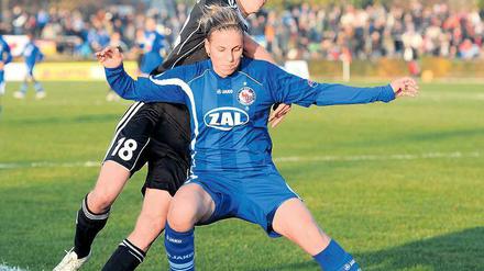 Ball behauptet, Gegner besiegt. Jennifer Cramer (vorn), die hier das Leder gegen Frankfurts Nationalspielerin Kerstin Garefrekes behauptet, schoss Bundesliga-Spitzenreiter Turbine Potsdam im Prestigespiel am Sonntag in Führung.