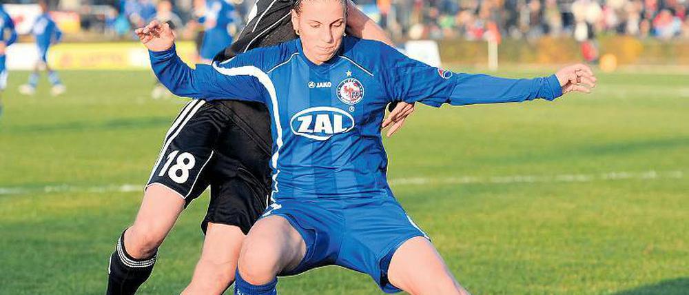 Ball behauptet, Gegner besiegt. Jennifer Cramer (vorn), die hier das Leder gegen Frankfurts Nationalspielerin Kerstin Garefrekes behauptet, schoss Bundesliga-Spitzenreiter Turbine Potsdam im Prestigespiel am Sonntag in Führung.