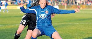 Ball behauptet, Gegner besiegt. Jennifer Cramer (vorn), die hier das Leder gegen Frankfurts Nationalspielerin Kerstin Garefrekes behauptet, schoss Bundesliga-Spitzenreiter Turbine Potsdam im Prestigespiel am Sonntag in Führung.