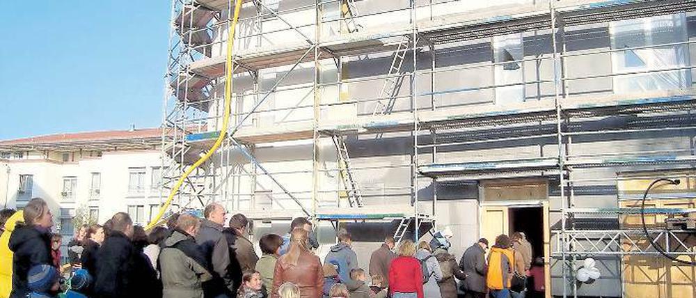 Der Neubau hat die Grundriss-Form eines Bumerangs.