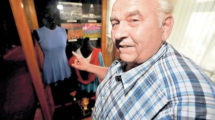 Sportlerehre. Hans Borchert zeigt im Jahnmuseum in Lanz Ausstellungsstücke.