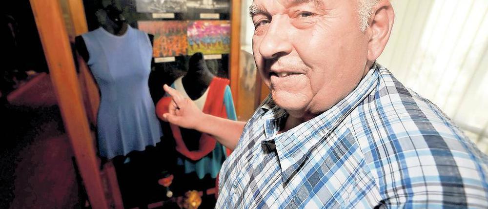 Sportlerehre. Hans Borchert zeigt im Jahnmuseum in Lanz Ausstellungsstücke.