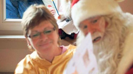 Geöffnet. Der Weihnachtsmann und seine Helferin lesen in Himmelpfort die ersten Wunschbriefe von Kindern.