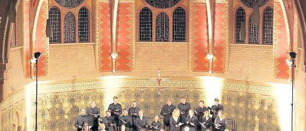 Klangschönheit in der Erlöserkirche. Der Neue Kammerchor Potsdam wusste sich von der wunderbaren Zuverlässigkeit des Neuen Kammerorchesters getragen.