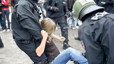 Umstrittener Polizeieinsatz. Mit einer Null-Toleranz-Strategie gegen Gegendemonstranten eines Nazi-Aufmarsches in Neuruppin ging die Polizei im September vor. Gegen eine Blockade griff die Polizei hart durch und musste später Fehler eingestehen.
