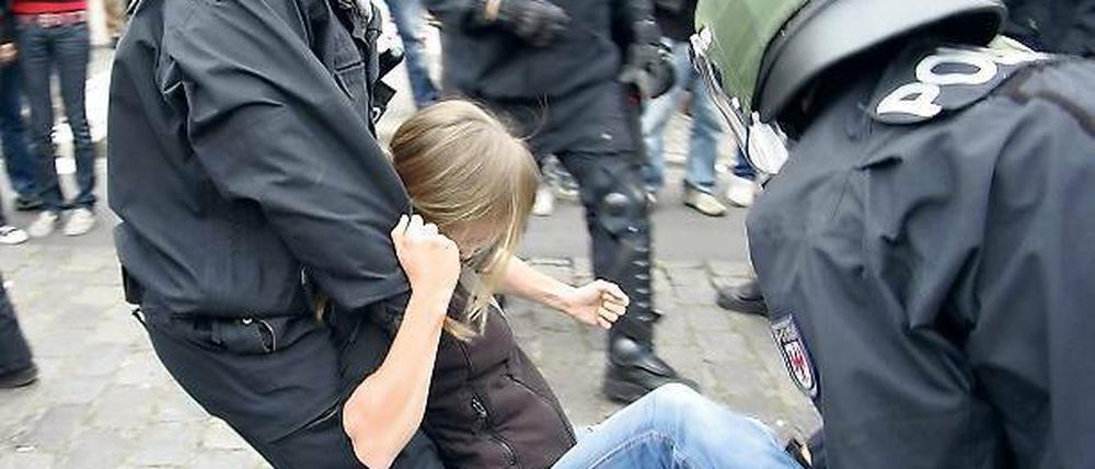 Umstrittener Polizeieinsatz. Mit einer Null-Toleranz-Strategie gegen Gegendemonstranten eines Nazi-Aufmarsches in Neuruppin ging die Polizei im September vor. Gegen eine Blockade griff die Polizei hart durch und musste später Fehler eingestehen.