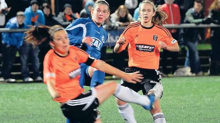 Traf zweimal in Glasgow. Chantal de Ridder (Mitte) gestern bei ihrem Tor zum 4:0 für Turbine Potsdam.