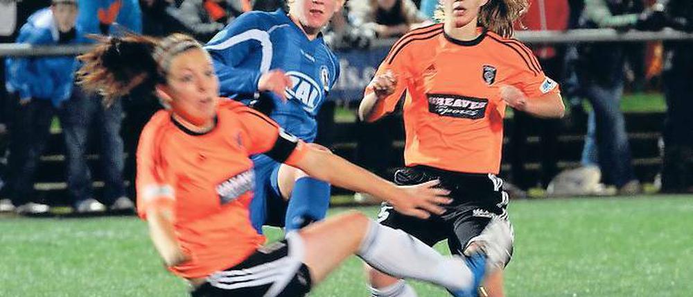 Traf zweimal in Glasgow. Chantal de Ridder (Mitte) gestern bei ihrem Tor zum 4:0 für Turbine Potsdam.