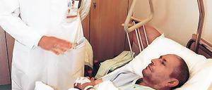 Gut versorgt. Seit einer Woche werden in Potsdam sieben libysche Kriegsverletzte behandelt. Chefarzt Rudolf Schulz vom Team der Unfallchirurgie besucht Mokhtar-Ah Abushoglen.