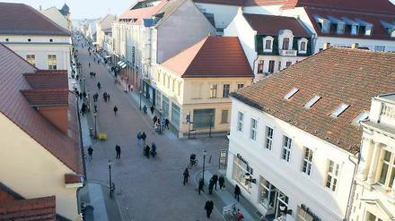 Einkaufsmeile Brandenburger Straße. An den Ladenöffnungszeiten am Sonntag scheiden sich die Geister.