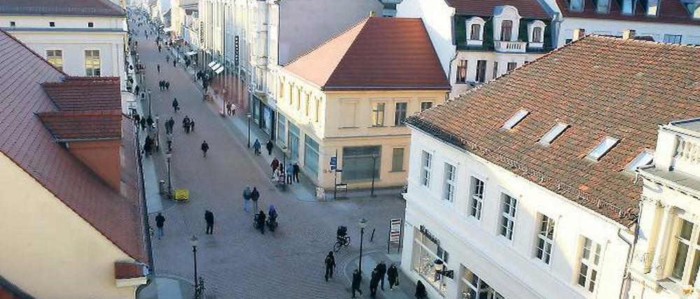 Einkaufsmeile Brandenburger Straße. An den Ladenöffnungszeiten am Sonntag scheiden sich die Geister.