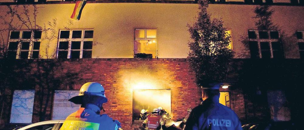 Einsatz nach Plan. Bei diesem Brand in Berlin-Neukölln wurden am Donnerstag sieben Menschen verletzt. Wer vor Aufregung statt der Feuerwehr die Polizei anruft oder umgekehrt, wird sofort zur richtigen Leitstelle weiterverbunden – normalerweise.