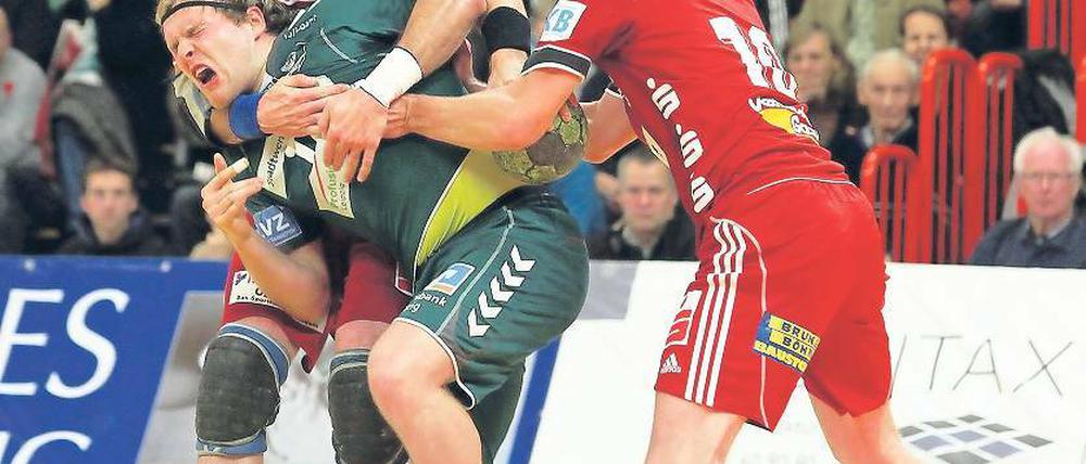 Kräftig zupacken mussten Jan Piske (r.) und Alexander Urban beim vergangenen Punktspiel in Leipzig. Verhindern konnten sie die Niederlagen für den VfL Potsdam dennoch nicht. Gegen Bittenfeld am Freitag soll es besser klappen.