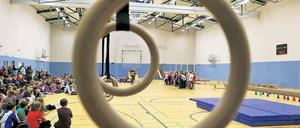 Ausgefeilte Technik: In der neuen Turnhalle der Stubenrauch-Grundschule ist an alles gedacht. Die Sportgeräte lassen sich elektrisch verstellen, das Licht kommt von oben und blendet nicht.