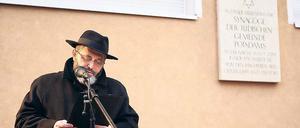 Bittere Worte. Shimon Nebrat von der Gesetzestreuen Jüdischen Gemeinde beklagte bei der Gedenkveranstaltung die Ausgrenzung von Juden in Potsdam heute.