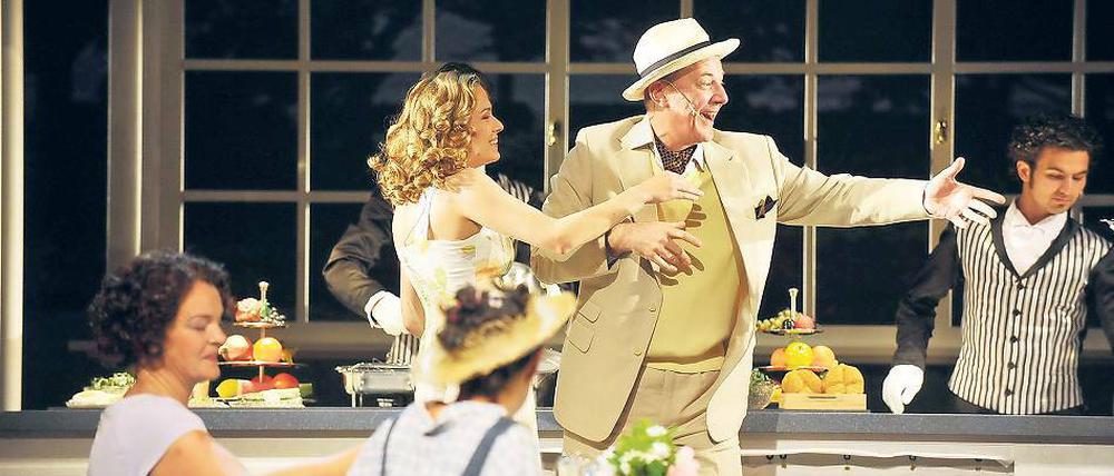 Sieh an, da kommt die Gute Laune! Andrea Thelemann als Margaret Lord, Juliane Götz als Dinah Lord, Franziska Melzer als Tracy Lord, Bernd Geiling als Onkel Willie und Lorant Szekely als Stanley (v.l.n.r.) in „High Society“.