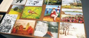 Bunt übers Jahr. Die zehn Mitglieder des Zeichenzirkels haben ihre Bilder für den neuen Jahreskalender fertiggemalt. Darunter sind auch Motive aus Potsdam – wie der Flatowturm.