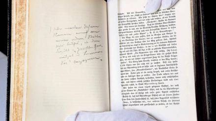 Entdeckenswert. Eine Ausgabe der „Wanderungen“ von Theodor Fontane in der der Dichter auf zusätzlichen Blindseiten handschriftlich Kommentare eingetragen hat.