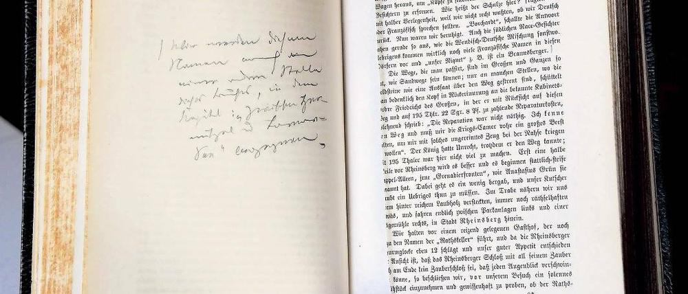 Entdeckenswert. Eine Ausgabe der „Wanderungen“ von Theodor Fontane in der der Dichter auf zusätzlichen Blindseiten handschriftlich Kommentare eingetragen hat.