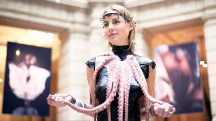 Lebensmittelecht. Model in einem Outfit mit Tintenfischtentakeln.