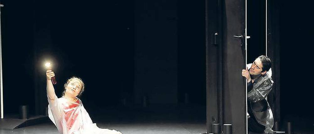 Da muss doch was zu finden sein. Susanne Ellen Kirchesch als Susanna und Giulio Mastrototaro als Figaro im Schlosstheater.