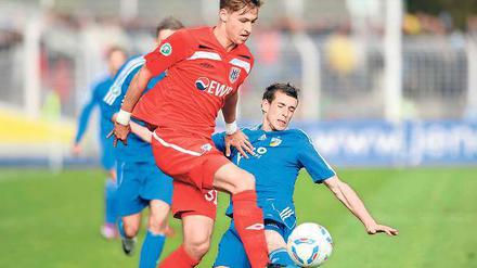 Wieder da. Nicolas Hebisch (links, hier im Spiel beim FC Carl Zeiss Jena gegen Josip Landeka) nutzte in Aalen nach der Einwechslung seine Chance und sorgte mit dem Treffer zum 3·1 für die Entscheidung.