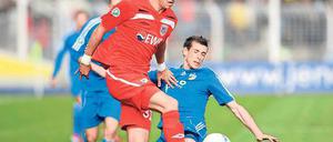Wieder da. Nicolas Hebisch (links, hier im Spiel beim FC Carl Zeiss Jena gegen Josip Landeka) nutzte in Aalen nach der Einwechslung seine Chance und sorgte mit dem Treffer zum 3·1 für die Entscheidung.