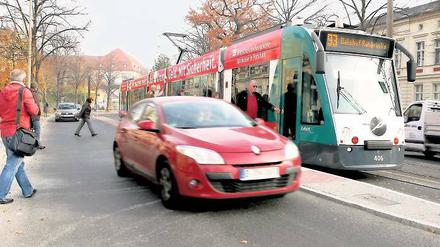 Sicher oder unsicher? An den neuen Haltestellen in der Berliner Straße gibt es Kritik. Viele Autofahrer stoppen nicht, wenn eine Straßenbahn ankommt und die Fahrgäste die Straße überqueren wollen.