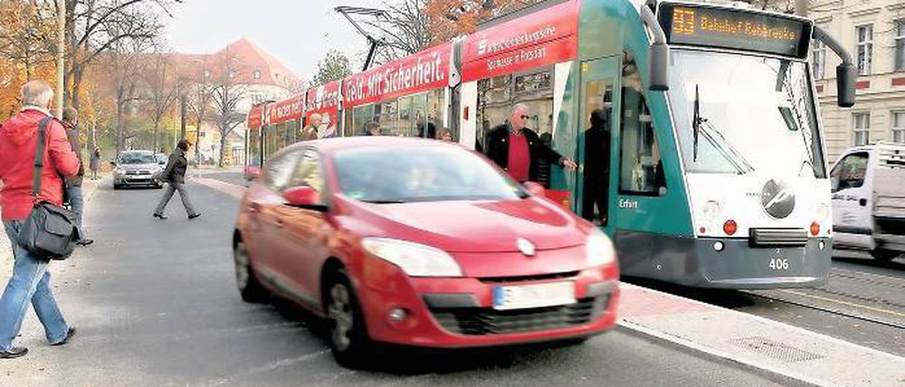 Sicher oder unsicher? An den neuen Haltestellen in der Berliner Straße gibt es Kritik. Viele Autofahrer stoppen nicht, wenn eine Straßenbahn ankommt und die Fahrgäste die Straße überqueren wollen.