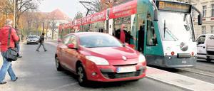 Sicher oder unsicher? An den neuen Haltestellen in der Berliner Straße gibt es Kritik. Viele Autofahrer stoppen nicht, wenn eine Straßenbahn ankommt und die Fahrgäste die Straße überqueren wollen.
