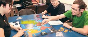 Strategen unter sich. Hendrik und Steffen wählen ihre „Gebiete“.