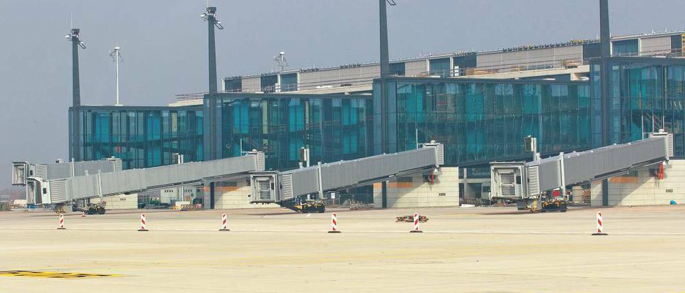 Baustelle Flughafen. Das zentrale Terminal in Schönefeld ist bereits fast vollendet. Welche Dimension der Großflughafen langfristig erhalten soll, ist umstritten.