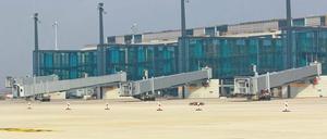Baustelle Flughafen. Das zentrale Terminal in Schönefeld ist bereits fast vollendet. Welche Dimension der Großflughafen langfristig erhalten soll, ist umstritten.