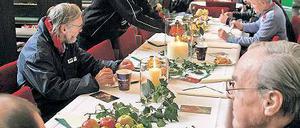 Tafelrunde. Noch bis Sonntag lädt die Nikolaikirche zum „gedeckten Tisch“ ein. Die Aktion mit Hilfsangeboten richtet sich an Arbeitslose oder finanziell Schwache.