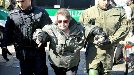 Das Bündnis „Neuruppin bleibt bunt“ hat am vergangenen Samstag erneut gegen einen Neonazi-Aufzug demonstriert. Als trotz Aufforderung der Polizei einige Teilnehmer die Sitzblockade nicht beendeten, wurden sie von Beamten weggetragen.