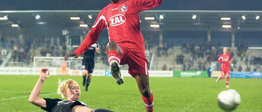 Abwehrschlacht. Potsdams Genoveva Anonma (r.) ist einen Schritt schneller als Glasgows Leanne Ross. Im Champions-League-Achtelfinale hatten die Schottinnen im Potsdamer „Karli“ keine Chance gegen Turbines Offensivkräfte.