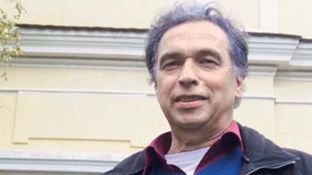 Pfarrer Hans-Jürgen Viebeg zuversichtlich vor dem Kirchturm.