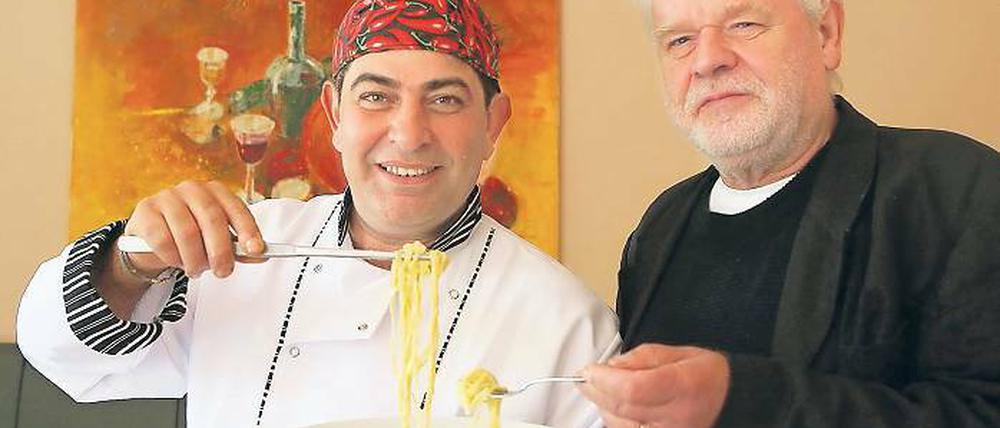 Bitten in den Salon: Demir „Toni“ Bülent (l.) und Christian Heinze.