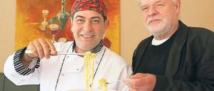 Bitten in den Salon: Demir „Toni“ Bülent (l.) und Christian Heinze.